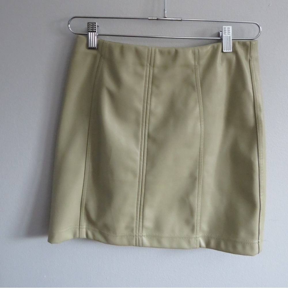 Worn 1 time. Super cute skirt
